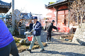 写真：バケツリレーで初期消火を行うお寺関係者たち