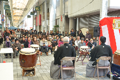 写真：三味線に聞き入る来客者たち