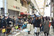 写真：商店街を埋め尽くした出店と来客者たち