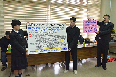 写真：ツアーの概要について説明する土居高校生2人と顧問の徳永先生