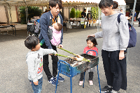 写真：竹パン作りを体験する親子連れ