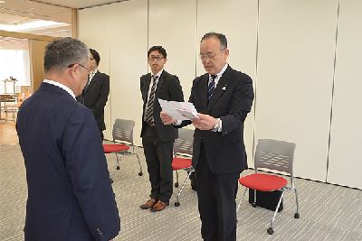 写真：目録を読む井上会長