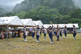 写真：よさこい踊りを鑑賞する来場者