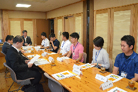 写真：学生たちと意見交換を行う柴山大臣