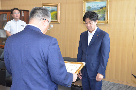 写真：篠原市長から感謝状を受け取る福崎社長