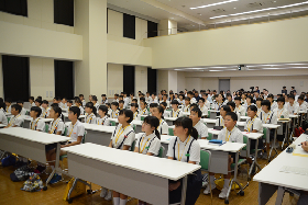 写真：参加した各小中学校の代表ら