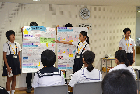 写真：1学期の取組を発表する小学生