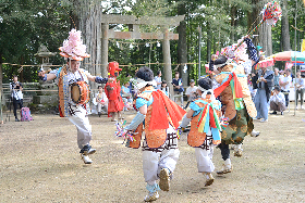 写真：勇壮に舞う棒ふりと斫（はつり）と太鼓の踊り子