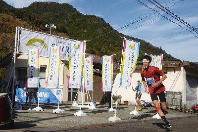 写真：秋晴れの空の下元気にスタートを切る選手