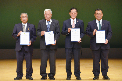 写真：それぞれが署名した宣言書を手に持つ中村県知事と3市長