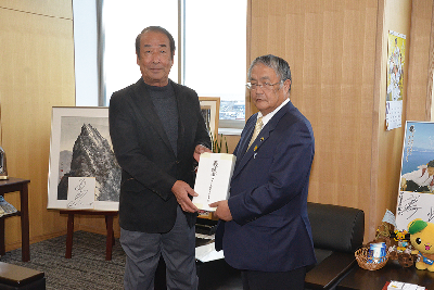 写真：義援金を持つ杉尾筆頭代表と篠原市長