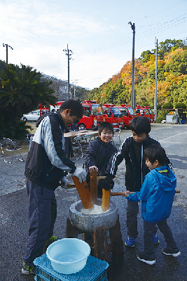 写真：杵を使ってお餅をつく子供たち