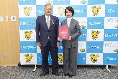 写真：篠原市長と記念撮影する石川理事長