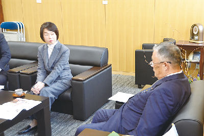 写真：篠原市長に受賞報告をする石川理事長