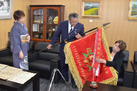写真：優勝旗を持つ市長