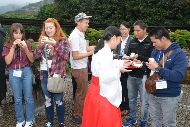 写真：お茶と和菓子を楽しむ参加者