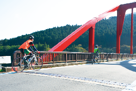 写真：塗りなおした平野橋を渡る