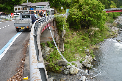 写真1：ホースを使った放流