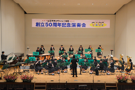 写真：三校吹奏楽部の演奏