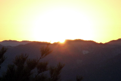 写真：四国山地の稜線から昇る朝日