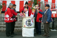 写真：祝賀会での鏡開きの様子