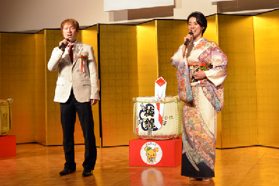 写真：歌を披露する帆風成海さんと四宮貴久さん