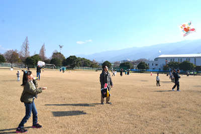 写真：凧あげを楽しむ親子