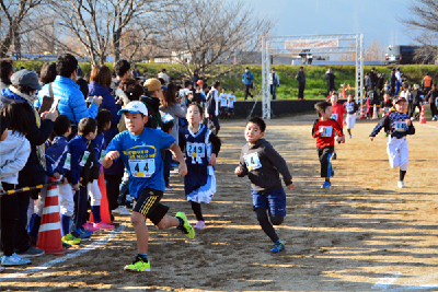 写真：ゴール前で力を振り絞って走る子どもたち