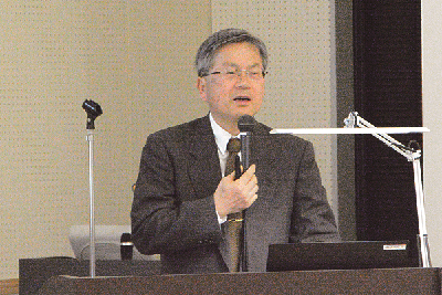 写真：松山大学名誉教授鈴木茂さんによる講演のようす