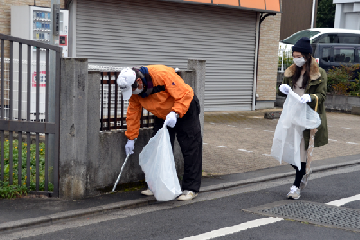 写真：ごみ拾いをするライオンズクラブ会員たち