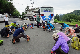 写真：登山靴の履き方を教わる参加者