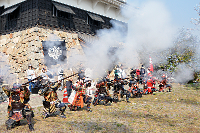 写真：火縄銃の実演