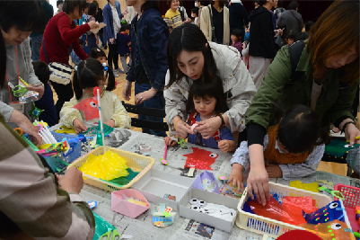 写真：ナイロンこいのぼりを作る子どもたち