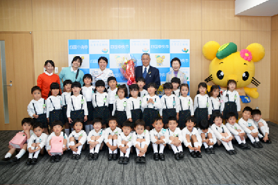 写真：三島幼稚園花まつり贈呈式での記念写真