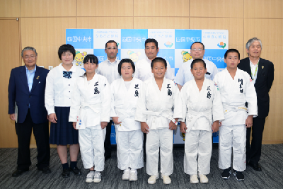写真：篠原市長と選手たちの記念写真