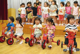 写真：三輪車に乗る園児