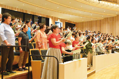 写真：会場も一緒に合唱する様子