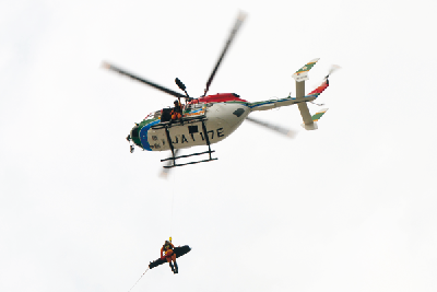 写真：防災ヘリで救助する様子