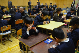 写真：宇宙食の試食