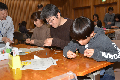 写真：ベルを作る参加者