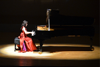 写真：演奏中の仲道郁代さん