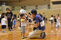 写真：親子でゲームを楽しむ様子