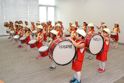 写真：中曽根保育園児による鼓隊演奏