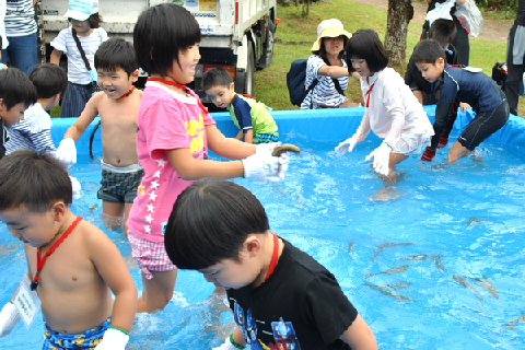 写真：アメゴのつかみ取りを楽しむ子どもたち