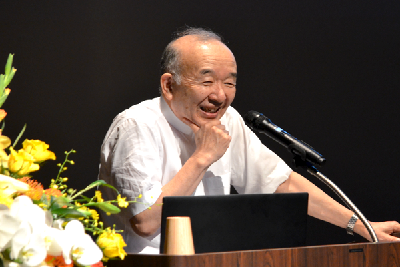  写真：講演中の徳永進さん