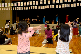 写真：ステージのダンスに合わせて踊る様子