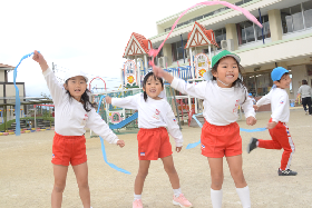 写真：ビニールひもを回す園児