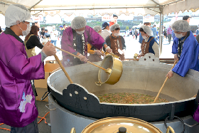 写真：大鍋で作るいもたき