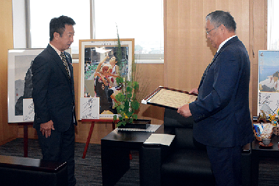 写真：感謝状を贈呈される井原社長