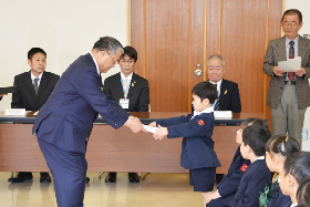 写真：篠原市長から下敷きを贈呈